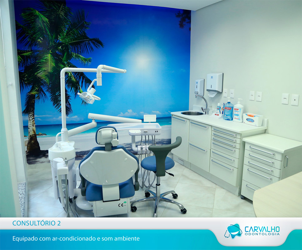 Consultório 2 com ambientação temática de praia